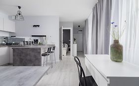 Pearl & Ash 1Br Ap - Balcony - Old Town